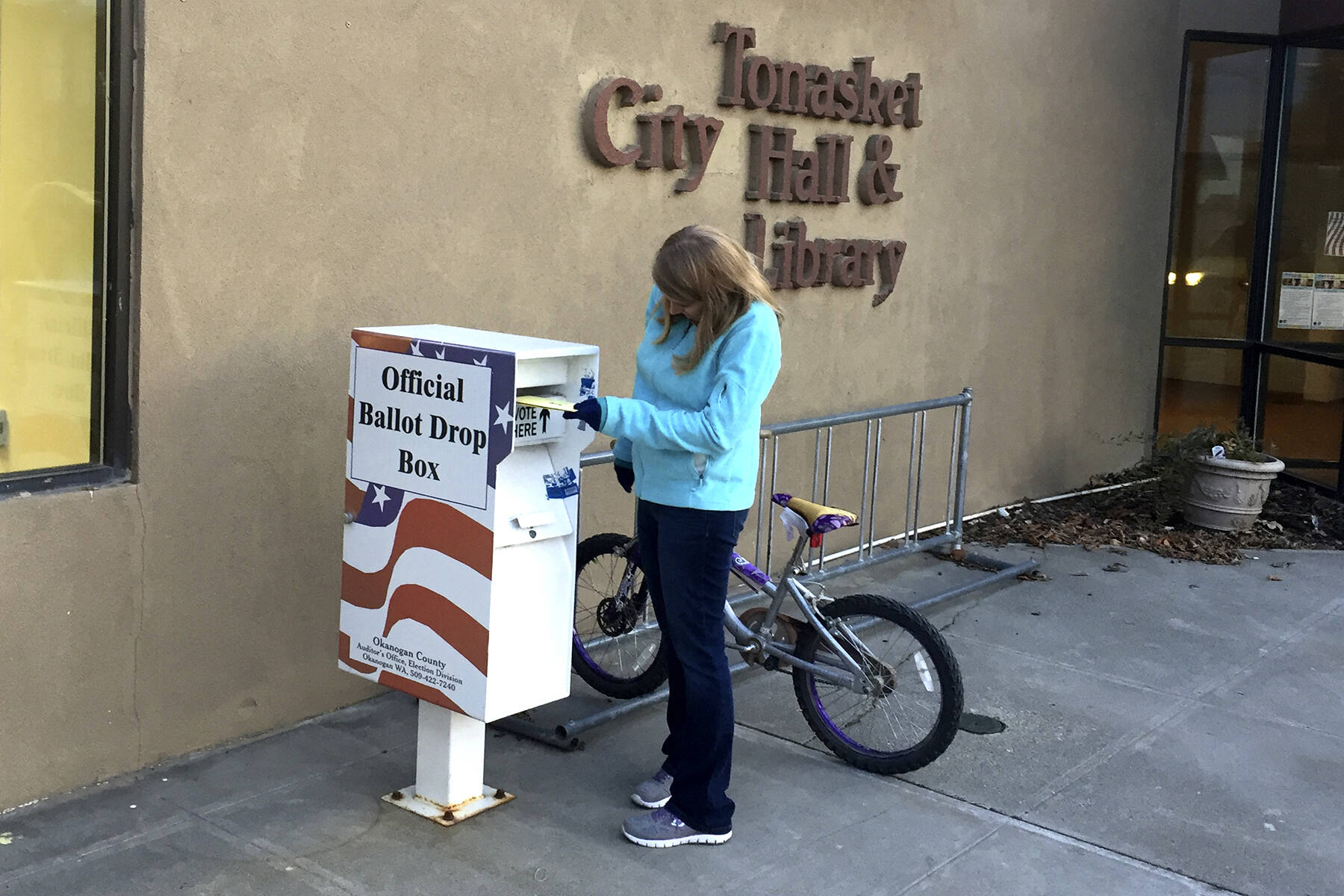 Gary DeVon/staff photo A Tonasket area voter drops her ballot off at one of three ballot boxes in the county. According to Tonasket Mayor Patrick Plumb and City Clerk Alice Attwood, the box outside City Hall has been well used, with voters dropping off their ballots as late as 7:59 p.m. on election night.
Gary DeVon/GT file photo